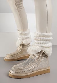 Renee - Złote Metaliczne Śniegowce Wsuwane Zdobione Futerkiem Vetirene. Okazja: na co dzień. Zapięcie: bez zapięcia. Kolor: złoty. Materiał: futro. Wzór: aplikacja. Styl: casual #7