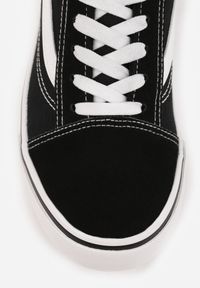 Born2be - Czarno-Białe Tenisówki z Ozdobną Naszywką i Przeszyciami Buildoria. Okazja: na co dzień. Kolor: czarny. Materiał: jeans. Szerokość cholewki: normalna. Wzór: aplikacja. Styl: sportowy, klasyczny, casual #4