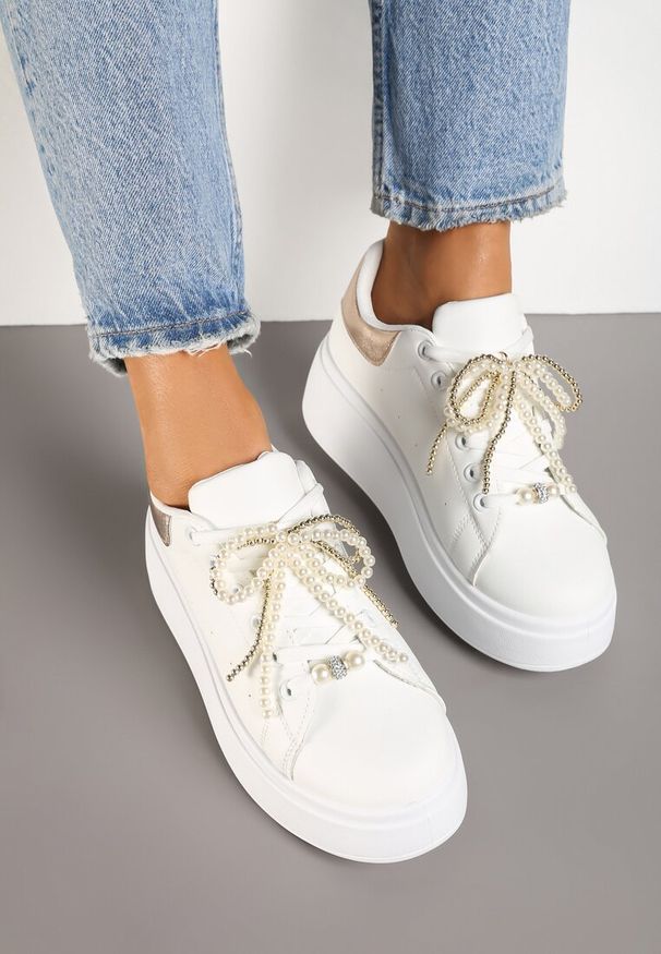 Born2be - Biało-Szampańskie Sneakersy na Grubej Podeszwie Ozdobione Perełkami na Sznurówkach Sellira. Okazja: na co dzień. Nosek buta: okrągły. Zapięcie: sznurówki. Kolor: biały. Materiał: jeans. Wzór: aplikacja