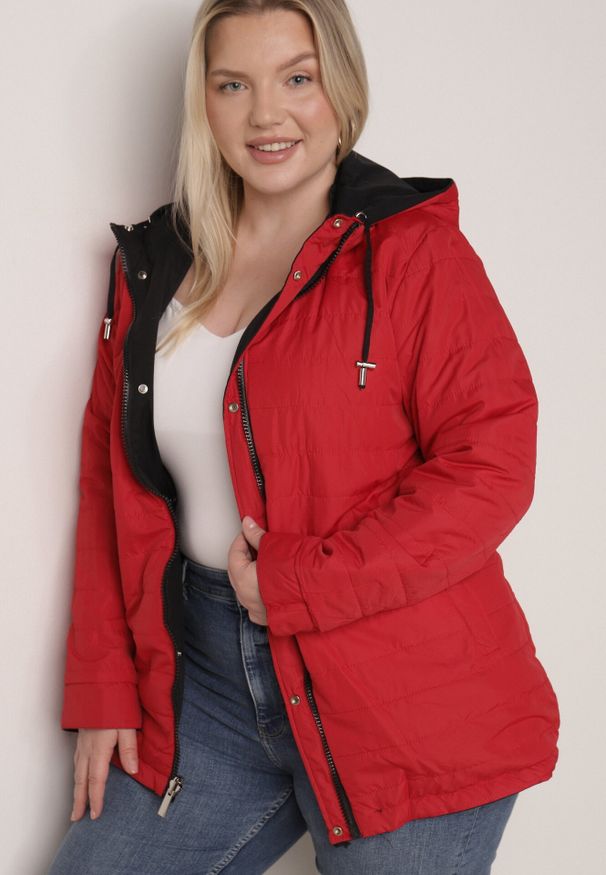 Born2be - Czarno-Czerwona Dwustronna Kurtka Przejściowa w Stylu Parki z Kapturem Tidala. Okazja: na co dzień. Typ kołnierza: kaptur. Kolekcja: plus size. Kolor: czarny. Materiał: poliester, jeans, materiał. Wzór: aplikacja. Styl: casual, klasyczny