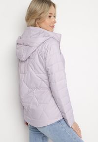 Born2be - Jasnofioletowa Pikowana Kurtka z Odpinanym Kapturem Noridi. Okazja: na co dzień. Kolor: fioletowy. Materiał: jeans. Styl: klasyczny, casual, elegancki #2