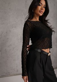 Renee - Czarna Bluzka Longsleeve z Koronki z Dekoltem w Stylu Łódki Chaldera. Okazja: na co dzień. Kolor: czarny. Materiał: koronka. Długość rękawa: długi rękaw. Długość: długie. Wzór: koronka. Styl: elegancki, casual #1