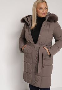 Born2be - Brązowa Pikowana Kurtka z Kapturem z Futrem i Wiązanym Paskiem Mevinatia. Okazja: na co dzień. Typ kołnierza: kaptur. Kolekcja: plus size. Kolor: brązowy. Materiał: futro. Styl: casual, klasyczny #2