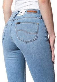 Lee - SPODNIE DAMSKIE LEE SCARLETT LIGHT TAOS L526EMJE 112111604. Stan: podwyższony. Długość: krótkie. Wzór: aplikacja, ze splotem. Sezon: lato. Styl: klasyczny, sportowy #4