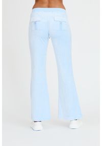 Juicy Couture - JUICY COUTURE Błękitne spodnie Heritage Dog Crest Kaisa Trackpant. Kolor: niebieski. Materiał: dresówka