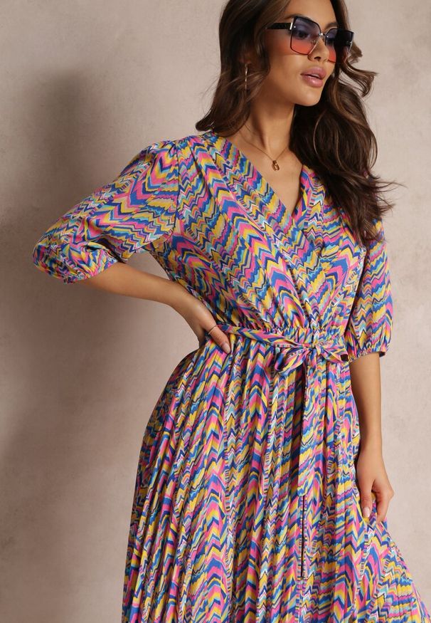 Renee - Niebiesko-Różowa Plisowana Sukienka Maxi z Gumką w Pasie i Paskiem Sangelo. Kolor: niebieski. Materiał: materiał. Styl: elegancki. Długość: maxi