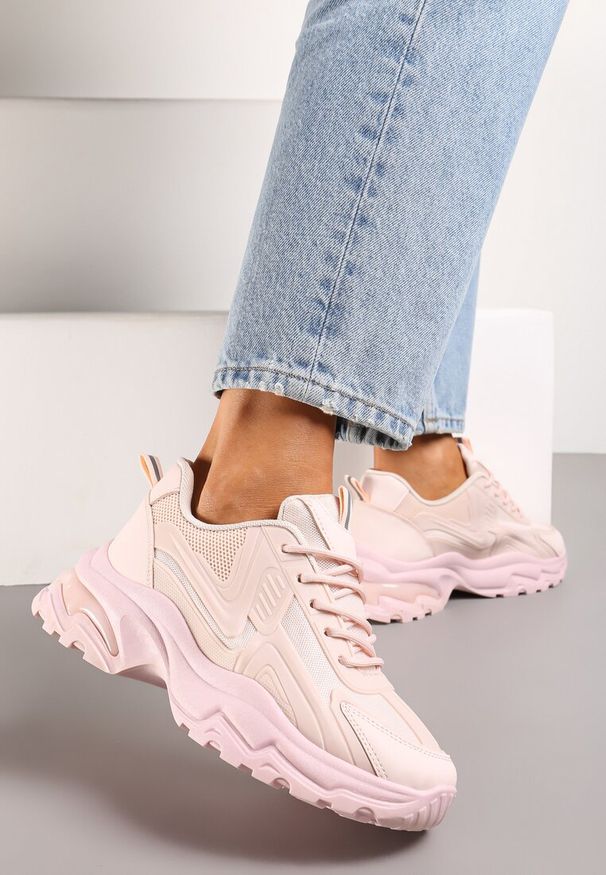 Renee - Różowe Klasyczne Sneakersy Sznurowane na Niskiej Platformie Lenivia. Okazja: na co dzień. Kolor: różowy. Materiał: jeans. Obcas: na platformie