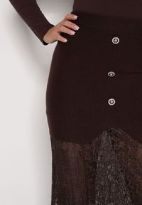 Born2be - Brązowa Dzianinowa Spódnica z Wiskozą Zdobiona Koronką i Guzikami Sewora. Okazja: na co dzień. Kolor: brązowy. Materiał: koronka, wiskoza, dzianina. Wzór: koronka, aplikacja. Styl: klasyczny, casual #3