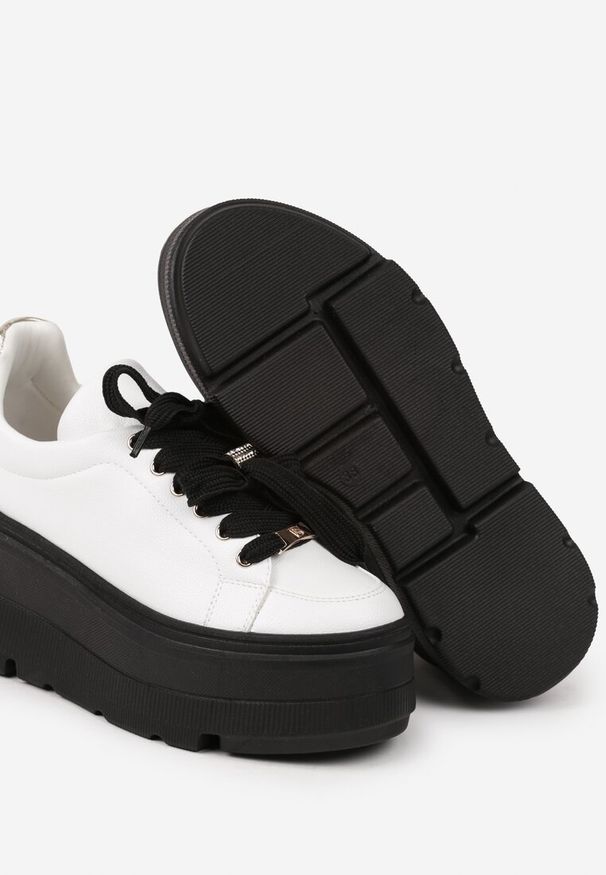 Born2be - Biało-Czarne Płaskie Sznurowane Sneakersy Vices Ozdobione Metalicznymi Wstawkami Nelaviraen. Okazja: na co dzień. Zapięcie: sznurówki. Kolor: biały. Wzór: aplikacja. Sezon: lato, wiosna. Obcas: na obcasie. Wysokość obcasa: niski