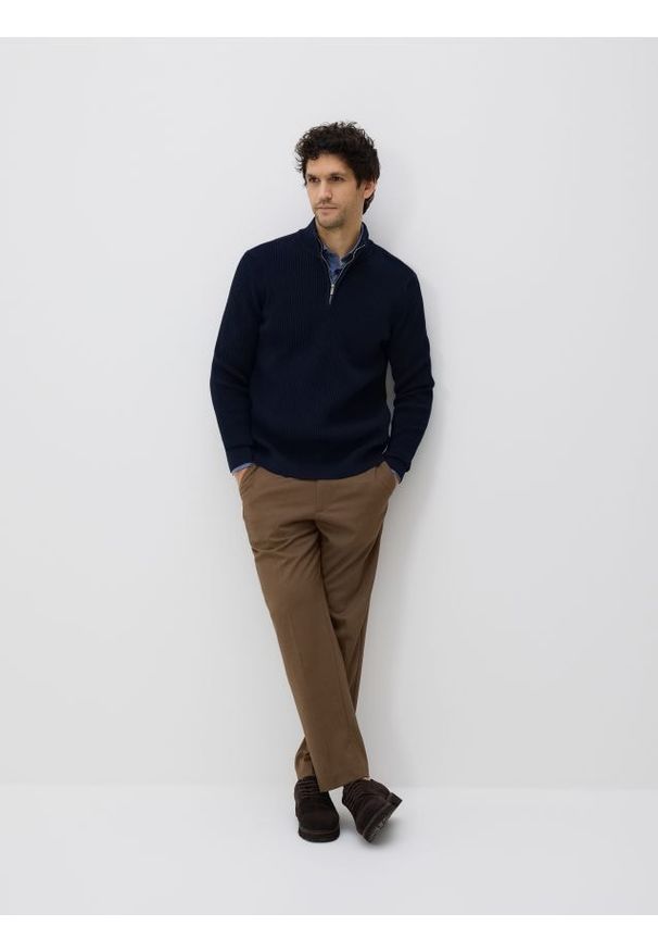 Reserved - Sweter z rozpinaną stójką - granatowy. Typ kołnierza: kołnierzyk stójkowy. Kolor: niebieski. Materiał: bawełna, dzianina