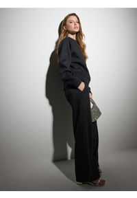 Sinsay - Dresowe spodnie z szeroką nogawką i brokatem - czarny. Kolor: czarny. Materiał: dresówka #1