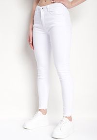 Born2be - Białe Jeansy o Fasonie Skinny Fernal. Kolor: biały