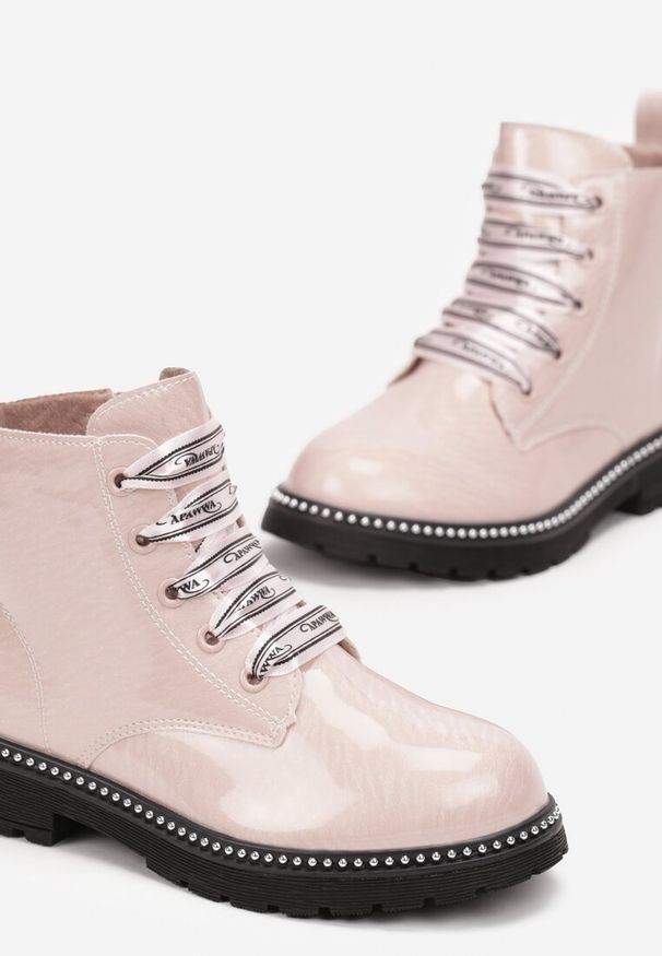 Born2be - Różowe Botki Lakierowane w Stylu Traperek Hitmoa. Okazja: na uczelnię, na co dzień. Kolor: różowy. Materiał: lakier. Styl: elegancki, casual