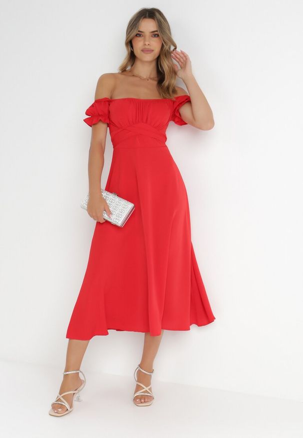 Born2be - Czerwona Sukienka Midi z Dekoltem Carmen i Bufiastymi Rękawkami Amarhis. Okazja: na co dzień, na imprezę. Typ kołnierza: typu carmen. Kolor: czerwony. Wzór: aplikacja. Typ sukienki: proste. Długość rękawa: krótki rękaw. Sezon: lato. Styl: casual, elegancki, klasyczny. Długość: midi