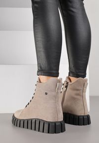 Renee - Ciemnobeżowe Botki Workery Potocki na Platformie Ozdobionej Tłoczeniem Gianessa. Okazja: na co dzień. Kolor: beżowy. Materiał: jeans. Wzór: aplikacja. Obcas: na platformie. Styl: casual #6