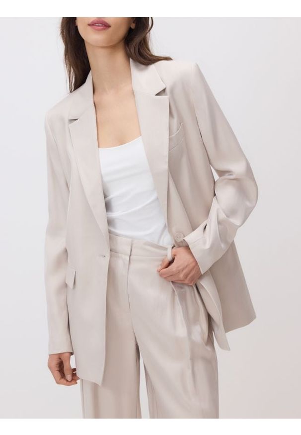 Reserved - Błyszcząca marynarka oversize - beżowy. Kolor: beżowy. Materiał: tkanina, wiskoza