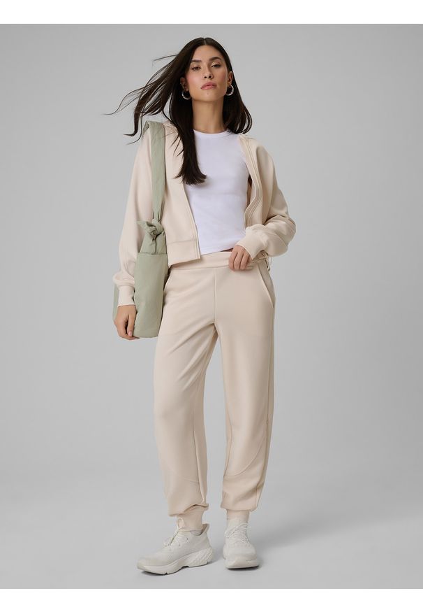 4f - 4F Spodnie dresowe z modalem joggery damskie - beżowe S. Stan: podwyższony. Kolor: beżowy. Materiał: dresówka. Długość: do kostek. Wzór: gładki