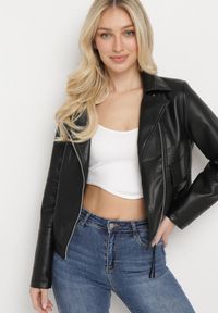 Born2be - Czarna Kurtka Ramoneska z Asymetrycznym Zamkiem i Ozdobnymi Klapami Accorda. Okazja: na co dzień. Kolor: czarny. Materiał: jeans. Styl: casual, elegancki, klasyczny #7