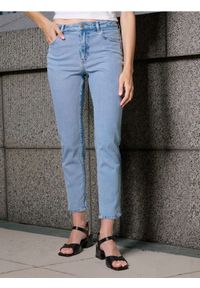 Sinsay - Spodnie jeansowe mom comfort fit - niebieski. Kolor: niebieski