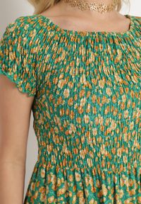 Born2be - Zielona Sukienka z Wiskozy Cheri. Typ kołnierza: dekolt hiszpanka. Kolor: zielony. Materiał: wiskoza. Wzór: kwiaty. Sezon: lato. Typ sukienki: rozkloszowane. Długość: maxi #4