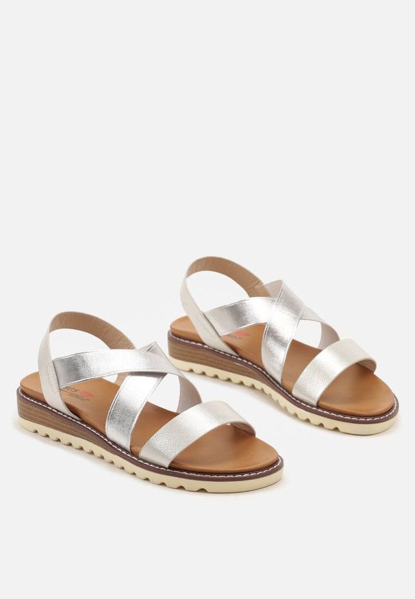 Born2be - Srebrne Klasyczne Sandały Wsuwane z Niskim Koturnem Ebina. Zapięcie: bez zapięcia. Kolor: srebrny. Materiał: satyna, len. Sezon: lato. Obcas: na koturnie. Styl: klasyczny