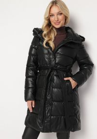 Born2be - Czarna Pikowana Kurtka z Ekoskóry z Kapturem i Paskiem w Talii Enedda. Typ kołnierza: kaptur. Kolor: czarny. Materiał: futro. Wzór: aplikacja #1