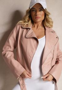 Renee - Różowa Kurtka o Kroju Ramoneski z Paskiem ze Sprzączką Evelvila. Okazja: na spacer. Kolor: różowy. Materiał: jeans, wiskoza, materiał. Styl: elegancki, wizytowy, rockowy #3