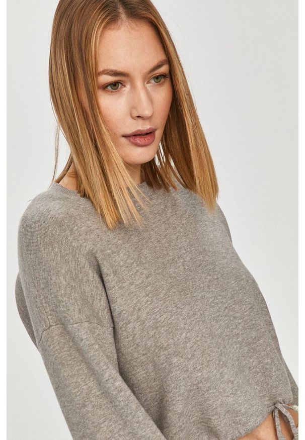 Answear Lab - Sweter. Kolor: szary. Materiał: dzianina. Długość rękawa: długi rękaw. Długość: długie. Styl: wakacyjny