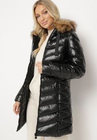 Born2be - Czarno-Brązowa Długa Pikowana Kurtka z Odpinanym Futerkiem i Sznurkami Rinnarae. Okazja: na co dzień, na spacer. Typ kołnierza: kaptur. Kolor: czarny. Materiał: futro. Długość: długie. Styl: casual, elegancki #2