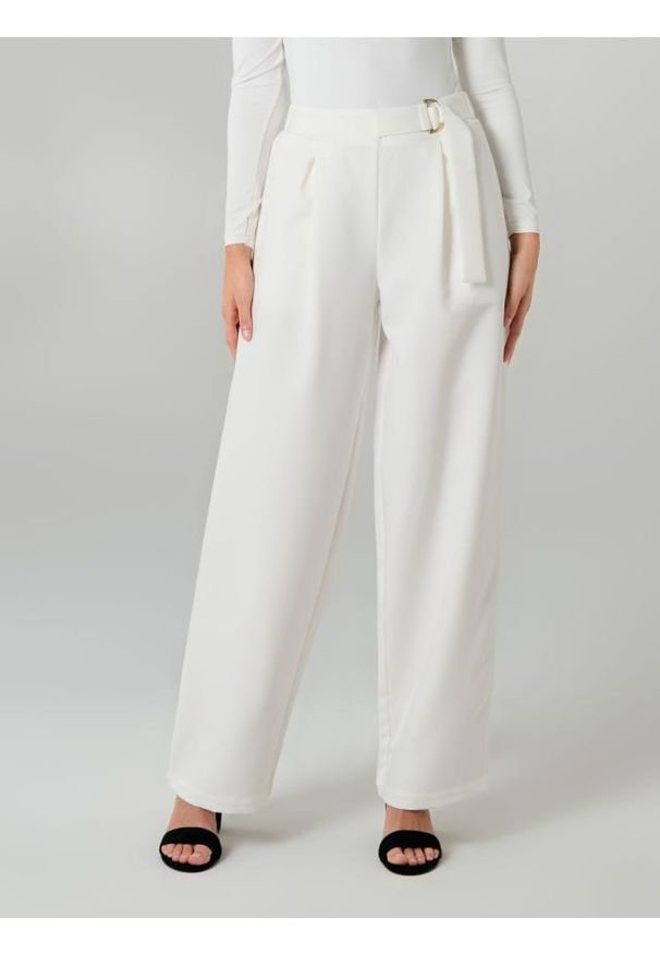 Sinsay - Spodnie palazzo z paskiem - kremowy. Kolor: kremowy