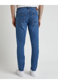 Lee - LEE LUKE MĘSKIE SPODNIE JEANSOWE JEANS DŻINSY BLUE SHADOW MID L719IAA27 112338457