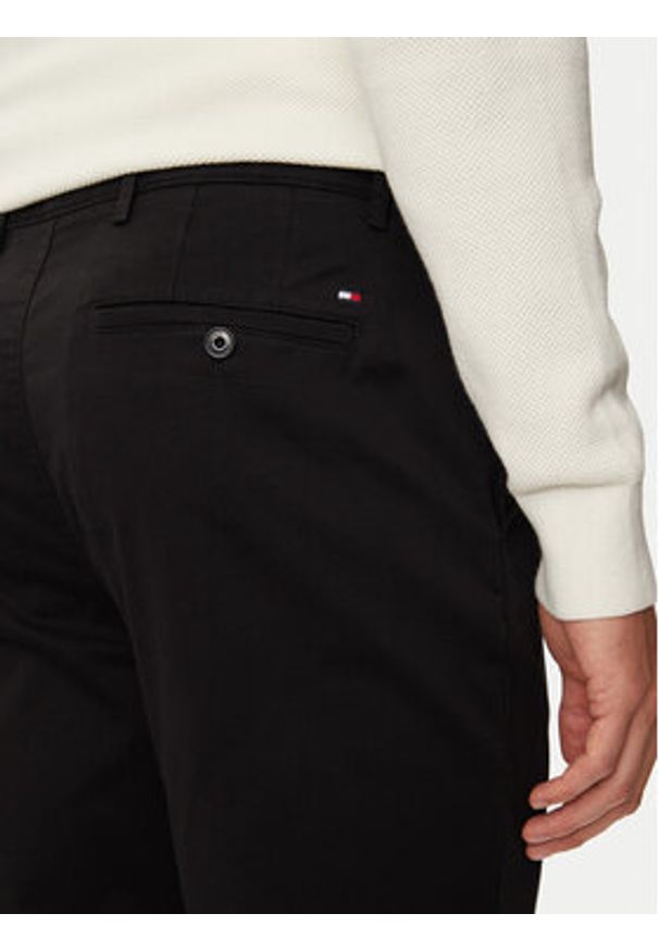 TOMMY HILFIGER - Tommy Hilfiger Chinosy Denton MW0MW37873 Czarny Slim Fit. Kolor: czarny. Materiał: bawełna