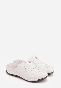 Born2be - Białe Klapki na Koturnie z Perforacją Tłoczeniem i Metaliczną Aplikacją Eupheda. Okazja: na co dzień, na spacer. Kolor: biały. Materiał: dresówka. Wzór: aplikacja. Obcas: na koturnie. Styl: casual #7