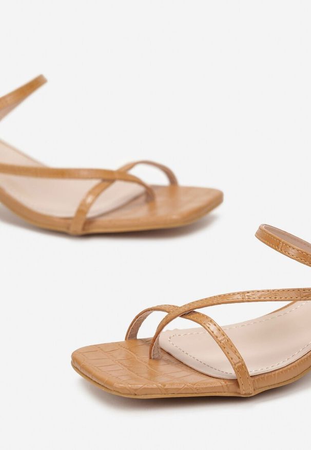 Renee - Brązowe Klapki z Cienkimi Paskami na Niskiej Szpilce Azlona. Kolor: brązowy. Styl: elegancki