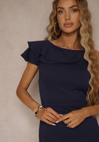 Renee - Granatowa Asymetryczna Sukienka Vices Koktajlowa Ozdobiona Falbanką Zivorina. Okazja: na imprezę. Kolor: niebieski. Wzór: aplikacja. Typ sukienki: asymetryczne. Styl: wizytowy #3