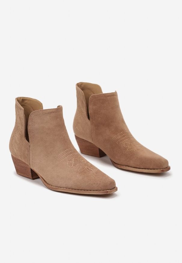 Renee - Brązowe Botki Typu Kowbojki z Wycięciem na Stożkowym Obcasie Hanrisa. Zapięcie: bez zapięcia. Kolor: brązowy. Materiał: jeans. Obcas: na obcasie. Styl: elegancki, boho. Wysokość obcasa: średni