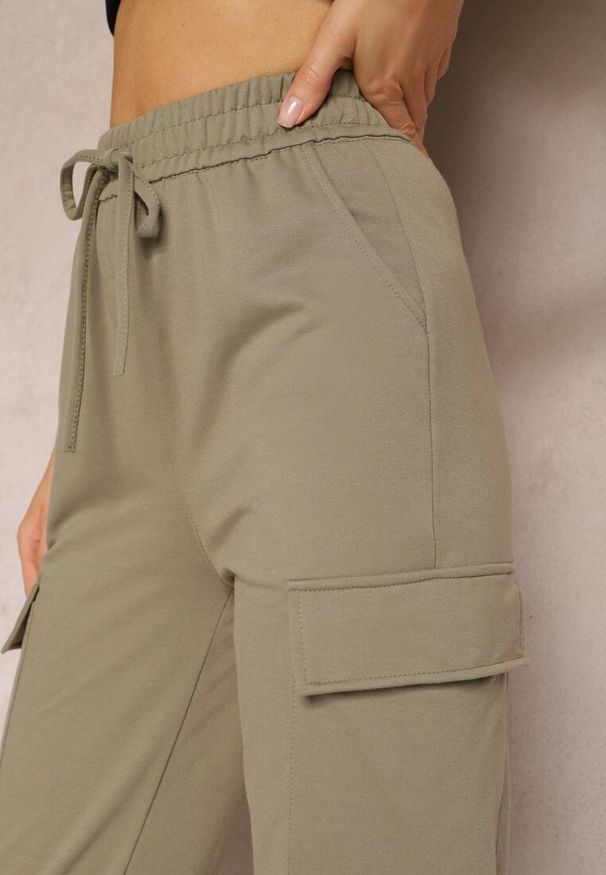 Renee - Ciemnozielone Bawełniane Spodnie z Gumką w Talii w Sportowym Stylu Cargo Lofriena. Okazja: na co dzień. Stan: podwyższony. Kolor: zielony. Materiał: bawełna. Styl: sportowy