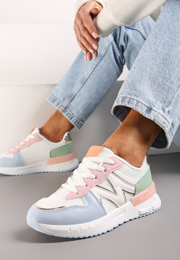Born2be - Biało-Niebieskie Sznurowane Sneakersy z Siateczkowymi Wstawkami Garnela. Nosek buta: okrągły. Kolor: biały. Materiał: materiał. Obcas: na obcasie. Wysokość obcasa: niski