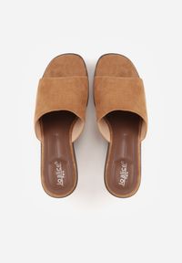 Born2be - Jasnobrązowe Klapki Drewniaki na Koturnie z Paskiem z Imitacji Zamszu Abiara. Okazja: na co dzień. Kolor: brązowy. Materiał: zamsz. Wzór: ażurowy, haft. Obcas: na koturnie. Styl: casual, klasyczny #8