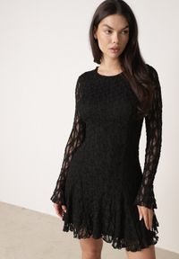 Born2be - Czarna Sukienka Koronkowa z Rozkloszowanymi Rękawami Cinatea. Okazja: na co dzień. Typ kołnierza: kokarda. Kolor: czarny. Materiał: koronka. Typ sukienki: proste. Styl: casual #1