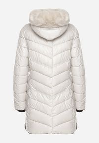 Born2be - Biała Pikowana Kurtka z Kapturem i Futerkiem z Możliwością Odpięcia Elentina. Okazja: do pracy, na co dzień, na spotkanie biznesowe. Typ kołnierza: kaptur. Kolor: biały. Materiał: futro. Styl: casual, biznesowy #4