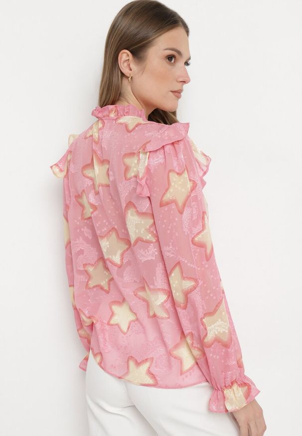 Born2be - Różowa Koszula w Gwiazdki z Falbankami Klimixa. Typ kołnierza: kołnierz z falbankami. Kolor: różowy. Styl: klasyczny