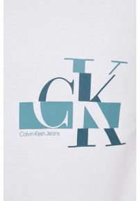 Calvin Klein Jeans t-shirt bawełniany kolor biały z nadrukiem. Kolor: biały. Materiał: bawełna. Długość rękawa: krótki rękaw. Długość: krótkie. Wzór: nadruk. Styl: klasyczny #3