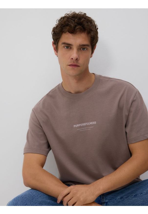 Reserved - T-shirt boxy z nadrukiem - beżowy. Kolor: beżowy. Materiał: dzianina, bawełna. Wzór: nadruk