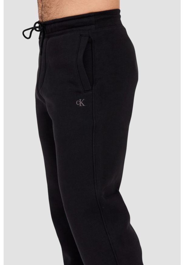 Calvin Klein - CALVIN KLEIN Czarne męskie spodnie dresowe, Rozmiar S. Kolor: czarny. Materiał: dresówka. Wzór: haft