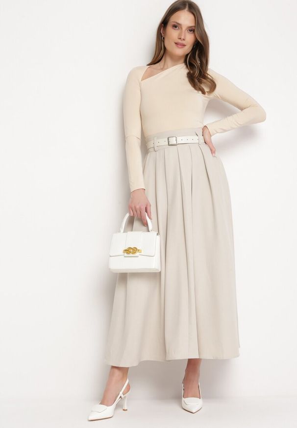 Born2be - Jasnobeżowa Spódnica o Rozkloszowanym Plisowanym Fasonie z Paskiem z Klamrą Aferna. Okazja: na co dzień. Kolor: beżowy. Styl: casual, elegancki