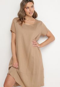 Born2be - Ciemnobeżowa Rozkloszowana Wiskozowa Sukienka Trivoria. Okazja: na co dzień. Kolor: beżowy. Materiał: wiskoza. Długość rękawa: krótki rękaw. Typ sukienki: rozkloszowane. Styl: elegancki, casual #4