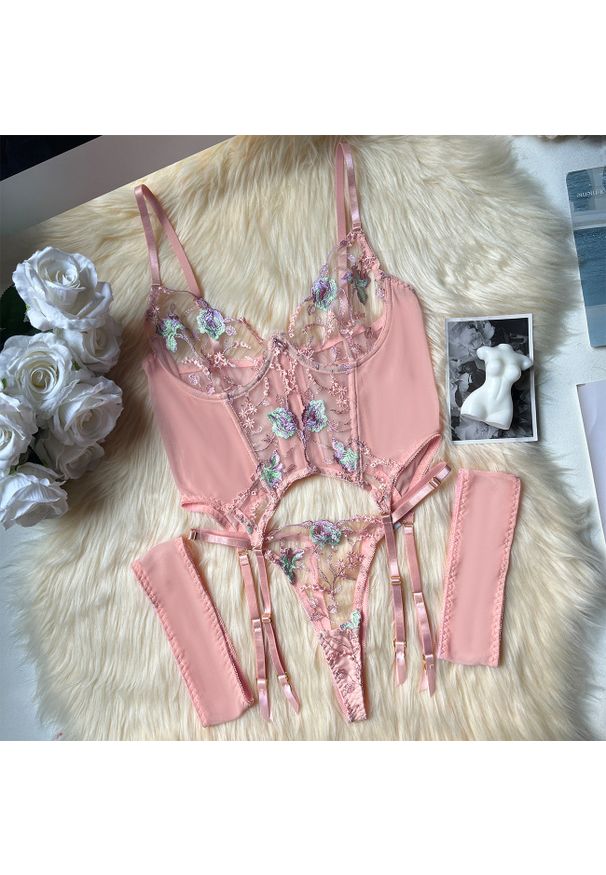 Intica - Komplet bielizny z kwiatowym haftem na romantyczne wieczory Gayane. Kolor: różowy. Materiał: materiał. Wzór: kwiaty, haft