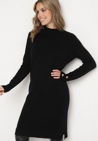 Born2be - Czarna Sweterkowa Sukienka z Modalem i Wiskozą Ozdobiona Guzikami Hesalttia. Okazja: na co dzień. Kolor: czarny. Materiał: wiskoza. Długość rękawa: długi rękaw. Wzór: aplikacja. Typ sukienki: proste. Styl: casual, elegancki #7