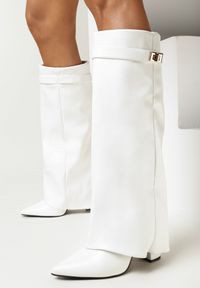 Born2be - Białe Kozaki ze Szpiczastym Noskiem i Wywiniętą Cholewką Quirina. Nosek buta: szpiczasty. Zapięcie: zamek. Kolor: biały. Szerokość cholewki: normalna. Materiał: skóra, materiał. Sezon: zima. Obcas: na obcasie. Styl: klasyczny. Wysokość obcasa: średni #1